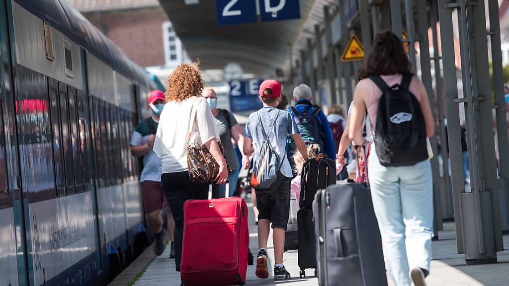 Es sind wieder mehr Menschen unterwegs in den Bahnhöfen - ganz erholt hat sich der öffentliche Schienenverkehr aber noch nicht vom deutlichen Einbruch wegen der Corona-Pandemie. (Symbolbild)