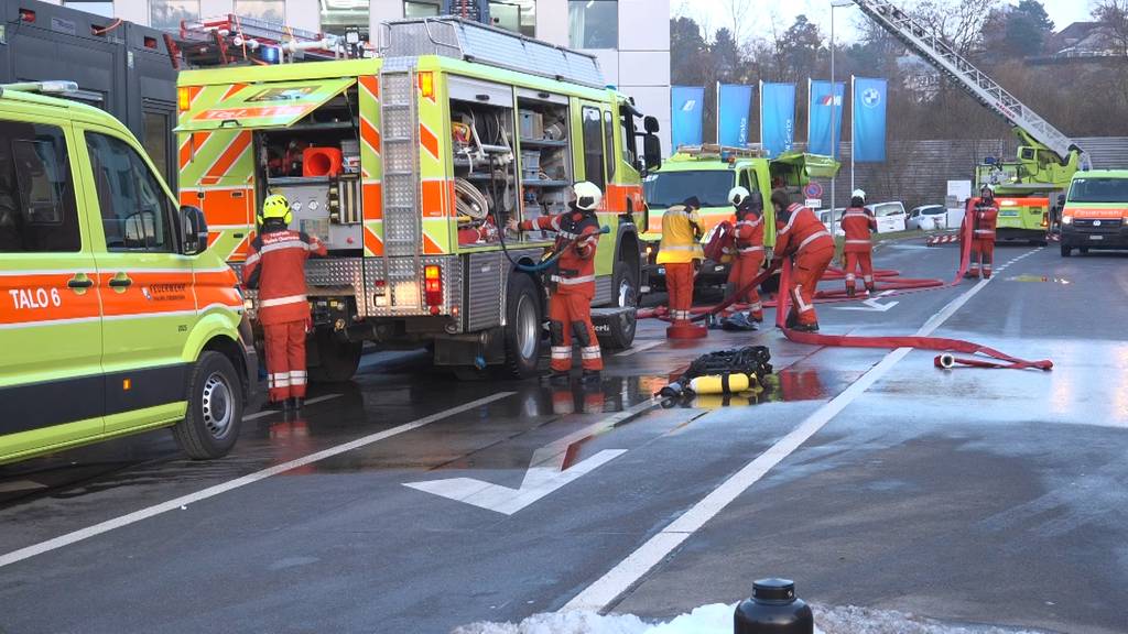 Brand in Adliswil richtet grossen Sachschaden an – drei Personen in Spitäler gebracht
