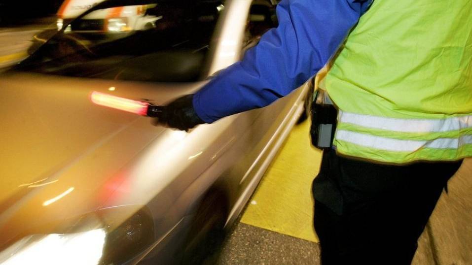 Bei einer Verkehrskontrolle in Münchwilen TG wurde eine betrunkene Autofahrerin ausfällig und griff eine Polizistin an (Symbolbild).