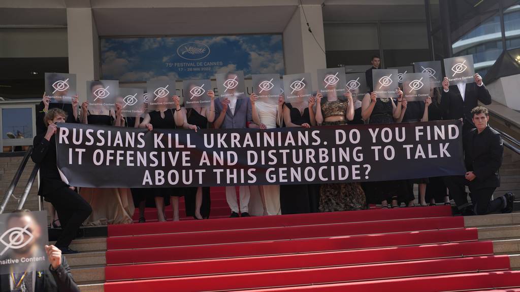 Ukrainische Filmemacher protestieren auf rotem Teppich