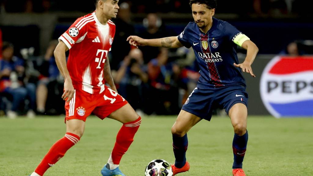 Bayerns Luis Diaz (links) im Zweikampf um den Ball mit PSG-Verteidiger Marquinhos