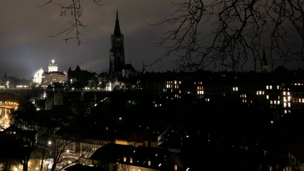 Das Münster in Bern im Dunkeln, wie es zur «Earth Hour» 2009 war. Das Bundeshaus (links) beteiligte sich damals nicht an der Aktion.