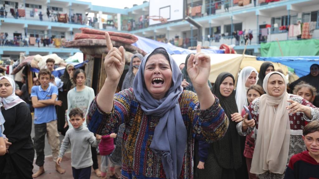 Palästinenser trauern in Dair al-Balah um ein Kind, das bei der israelischen Bombardierung des Gazastreifens getötet wurde. Foto: Ali Mahmoud/AP/dpa
