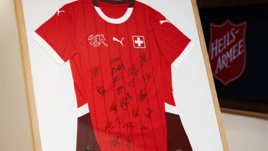 Das versteigerte Trikot wurde von den Spielerinnen der Schweizer Nationalmannschaft signiert.