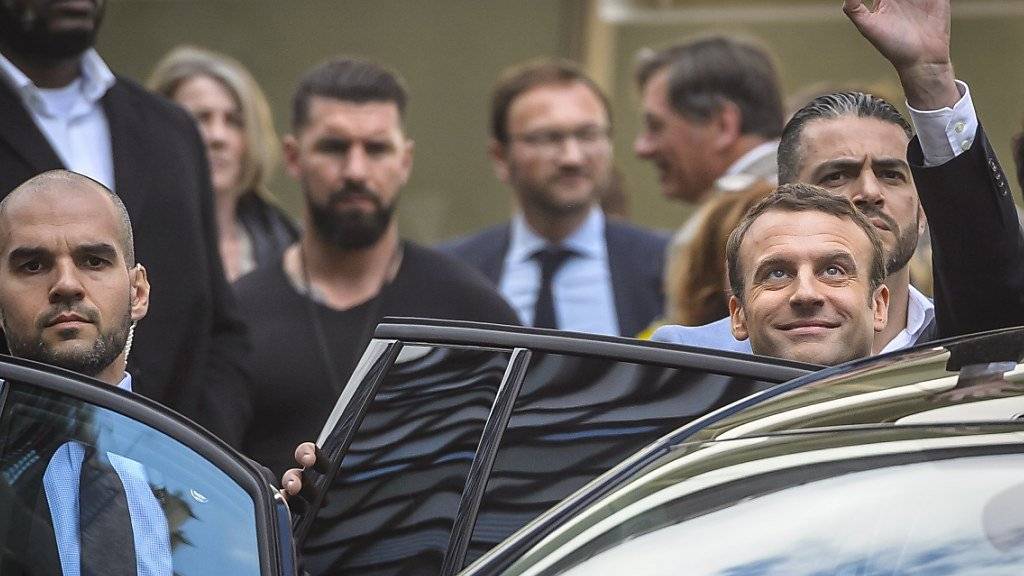 Emmanuel Macron (rechts, winkend) vor dem Musée du quai Branly.