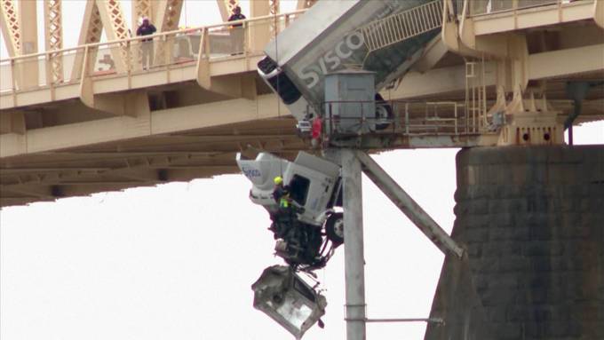Lastwagenfahrerin hängt 20 Meter über der Brücke