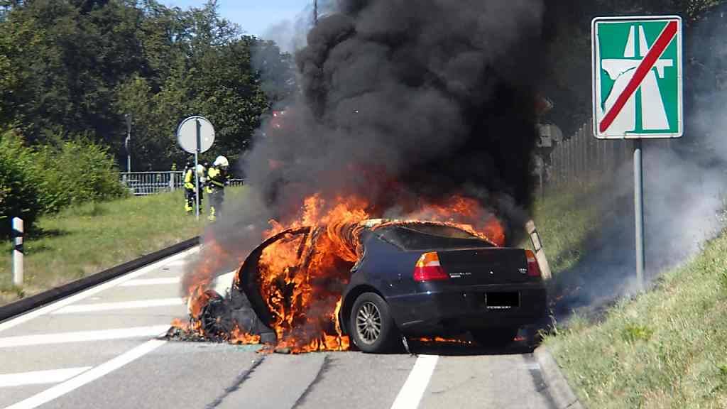Das Auto geriet auf der Autobahnausfahrt Buchs AG in Brand. Die Lenkerin erlitt einen Schock.