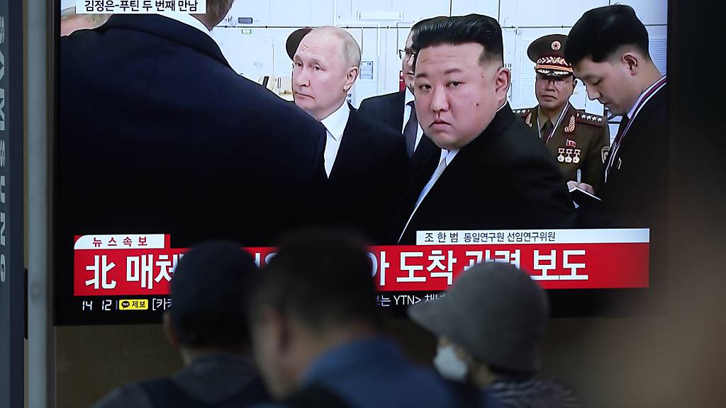 Ein Fernsehbildschirm zeigt einen Bericht über ein Treffen zwischen Russlands Präsident Putin (l-r) und Nordkoreas Machthaber Kim Jong Un. Foto: Lee Jin-man/AP/dpa