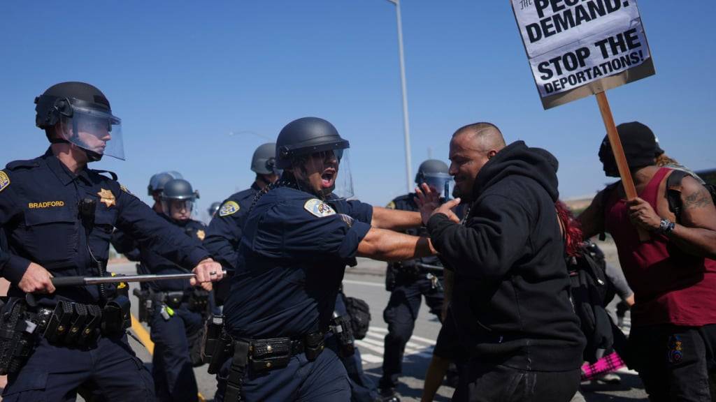 Beamte der California Highway Patrol geraten mit Protestlern aneinander. Foto: Eric Thayer/AP/dpa