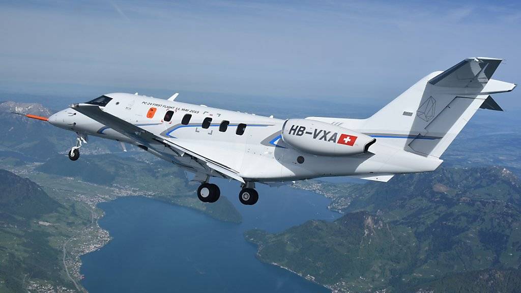 Der neue Jet PC-24 von Pilatus bei seinem Erstflug im Mai über dem Vierwaldstättersee: Pilatus nimmt vorerst keine Bestellungen mehr an. (Archivbild)
