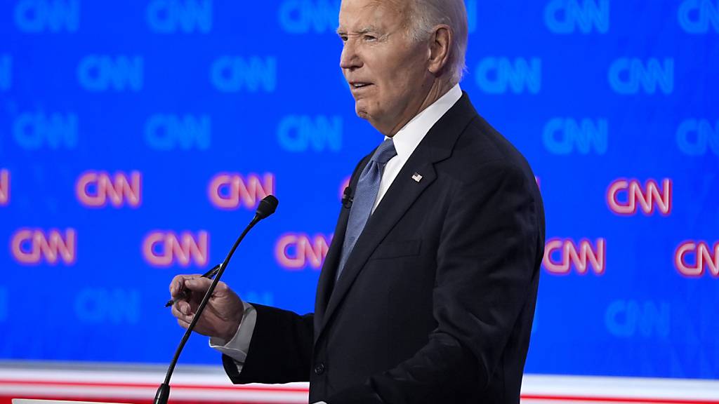 US-Präsident Joe Biden spricht während des TV-Duells  mit dem republikanischen Präsidentschaftskandidaten Trump. Foto: Gerald Herbert/AP