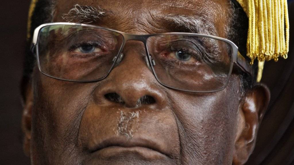 Sesselkleber: Simbabwes Langzeit-Präsident Robert Mugabe klammert sich blindlings an die Macht (Aufnahme vom Freitag an der Zimbabwe Open University in Harare).