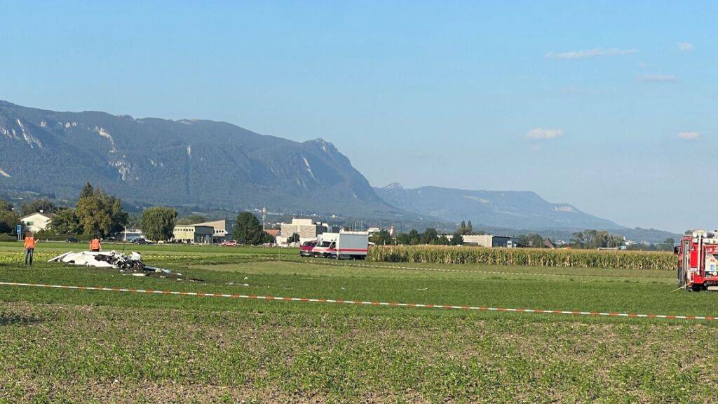Die Einsatzkräfte sperrten das Absturzgebiet auf einem Feld beim Flughafen Grenchen SO ab.