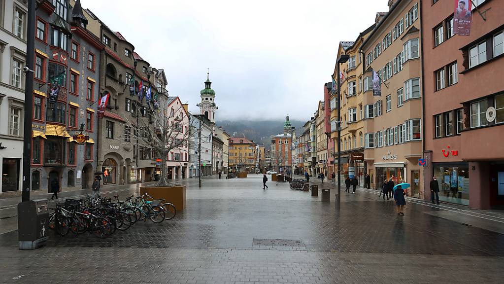 Nur wenige Menschen sind in der Fussgängerzone von Innsbruck unterwegs.