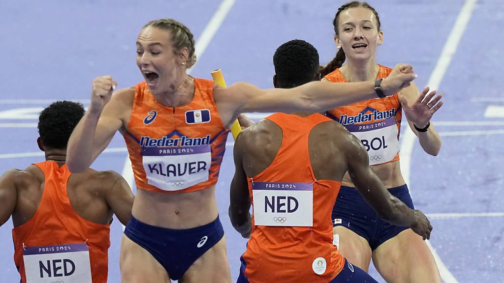 Femke Bol (rechts) versetzt die Niederlande mit der Mixed-Staffel in Ekstase