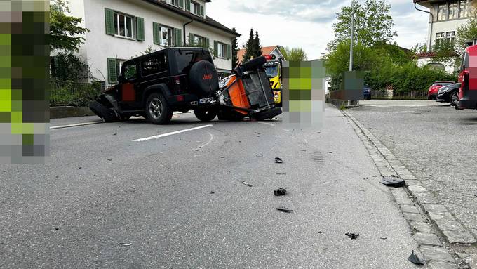 Spektakulärer Autounfall: Jeep-Anhänger auf die Seite geschleudert