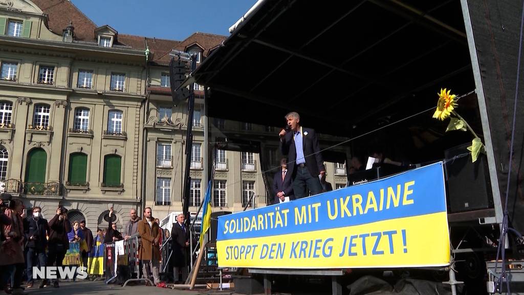 Ukrainischer Präsident Selensky schaltet sich in Berner Kundgebung