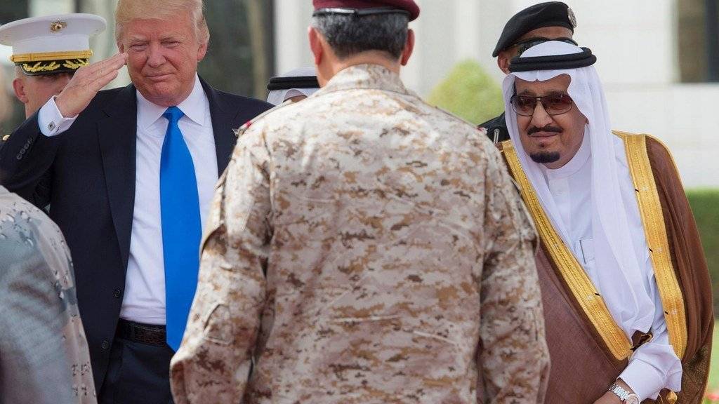 US-Präsident Donald Trump und der saudische König Salman grüssen am Samstag in Riad einen Offizier. Die beiden Länder schlossen ein riesiges Waffengeschäft ab.