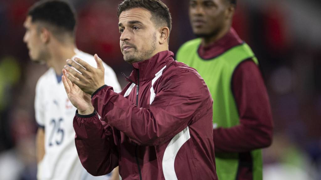 Xherdan Shaqiri lässt sich nach dem Spiel gegen Schottland von den Fans feiern