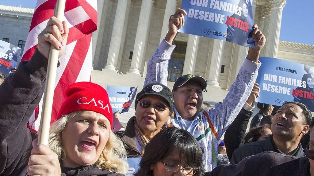 Immigrantenfamilien in den USA demonstrieren vor dem Supreme Court. US-Präsident Obama kämpft dort um seine Einwanderungsreform, die rund vier Millionen illegalen Einwanderern eine legalen Aufenthaltsstatus gewähren soll.