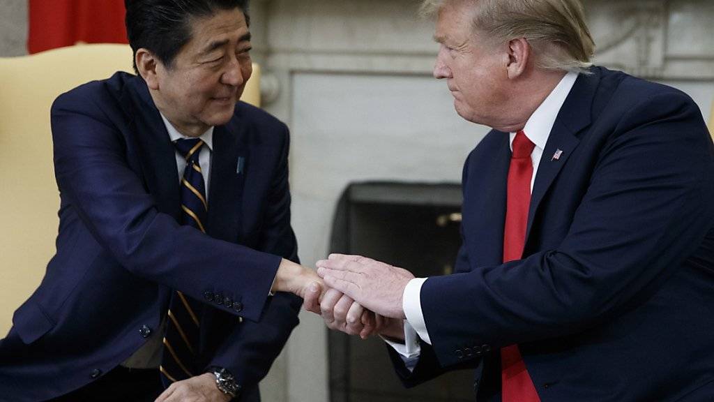 US-Präsident Donald Trump hat am Freitag (Ortszeit) den japanischen Ministerpräsidenten Shinzo Abe im Oval Office empfangen.