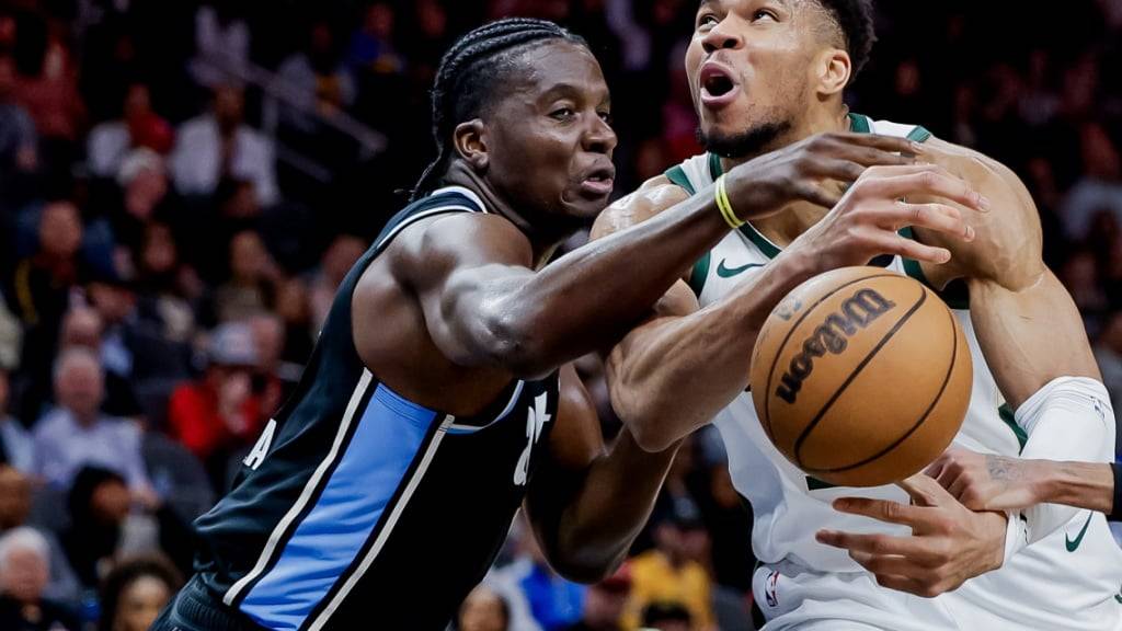 Auch Clint Capela kann Giannis Antetokounmpo von den Milwaukee Bucks nicht stoppen