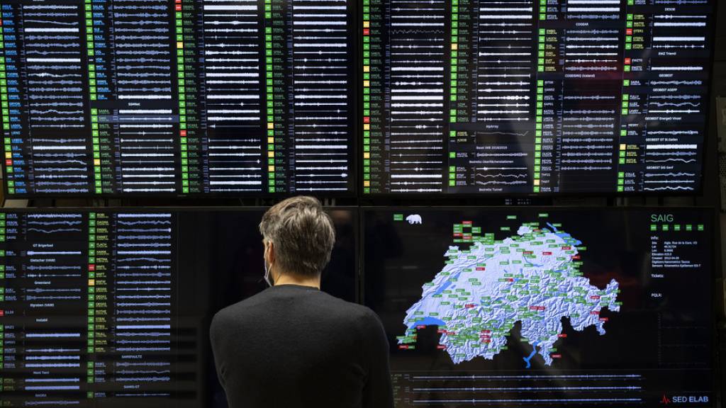Ein Mitarbeiter des Schweizerischen Erdbebendienstes in Zürich überwacht Angaben von seismischen Stationen aus der Schweiz. (Archivbild)