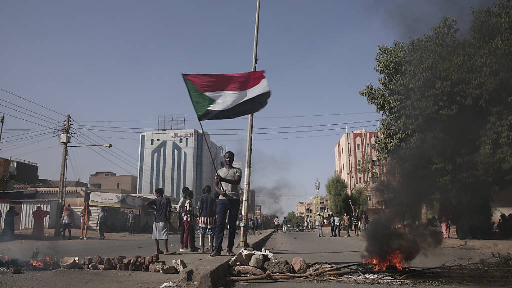 Bei Kundgebungen für Demokratie wurden im Sudan mehrere Zivilisten erschossen. Foto: Marwan Ali/AP/dpa