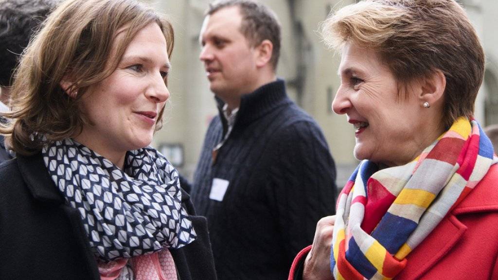 Die neu gewählte SP-Regierungsrätin Evi Allemann (links) und Bundesrätin Simonetta Sommaruga dürfen sich freuen: Die SP ist bei den Berner Grossratswahlen als Siegerin hervorgegangen.