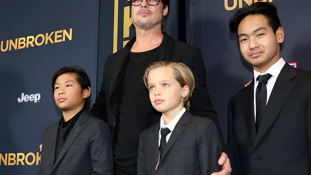 Brad Pitt soll Sohn Maddox (r) hart angefasst haben. Weil es an Bord eines Flugzeugs geschah, beauftragte die Kinderschutzbehörde von Los Angeles das FBI mit Abklärungen. Experten zufolge sind weitere Ermittlungen durch die Bundespolizei unwahrscheinlich. (Archivbild)