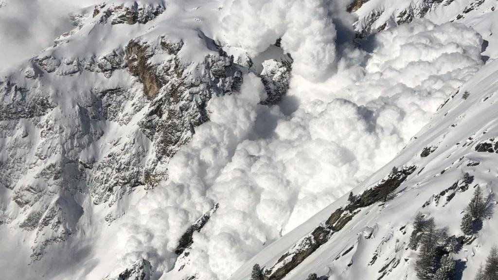 Eindrückliche Staublawine nach einer Sprengung in der Region Zermatt. (Archivbild)