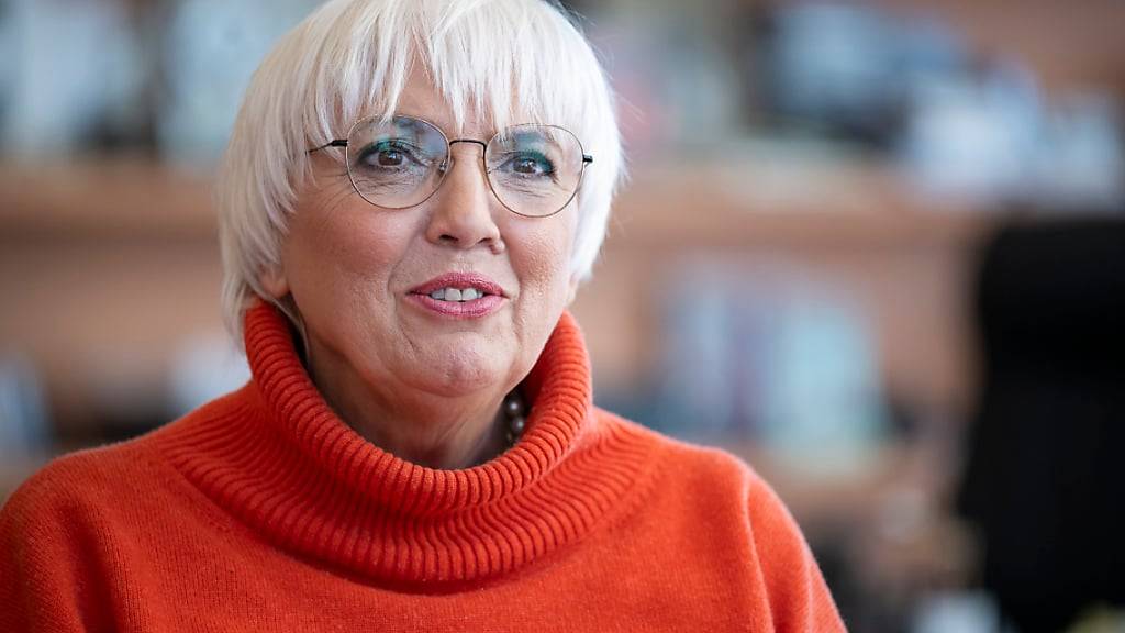 ARCHIV - Claudia Roth (Bündnis 90/Die Grünen), Staatsministerin für Kultur und Medien, gibt ein Interview in ihrem Büro in Berlin. Foto: Hannes Albert/dpa