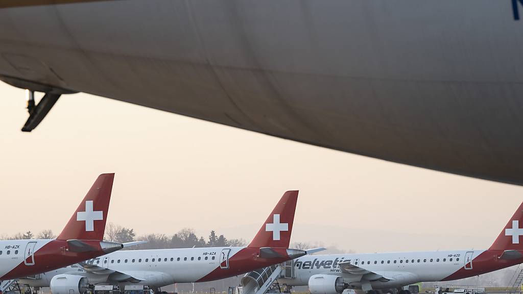 Drei Flugzeuge der Fluggesellschaft Helvetic Airways:  Die Partnerschaft mit der Swiss wird um weitere fünf Jahre verlängert. (Archivbild)