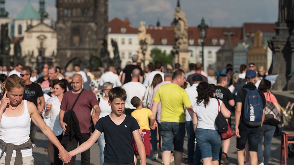 Menschen spazieren während des Festivals des Straßentheaters Teatrotoc an der Prager Karlsbrücke. Foto: Tomas Tkacik/SOPA Images via ZUMA Wire/dpa