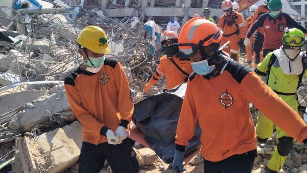 Bei den Erdbeben und dem folgenden Tsunami in Indonesien kamen nach einer neuen offiziellen Zwischenbilanz mindestens 1234 Menschen ums Leben. 
Unter den Trümmern von Häusern und im Schlamm werden noch viele weitere Leichen vermutet.