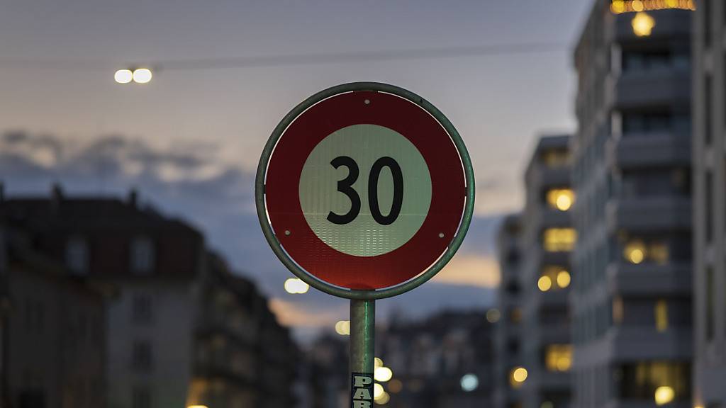 Die Stadt Zürich will in den kommenden 25 Jahren 200 Strassenkilometer mit Flüsterbelägen versehen. Sie sollen überall dort verlegt werden, wo Tempo 30 nicht möglich ist oder wo es trotz Tempo 30 noch zu laut ist. (Symbolbild)