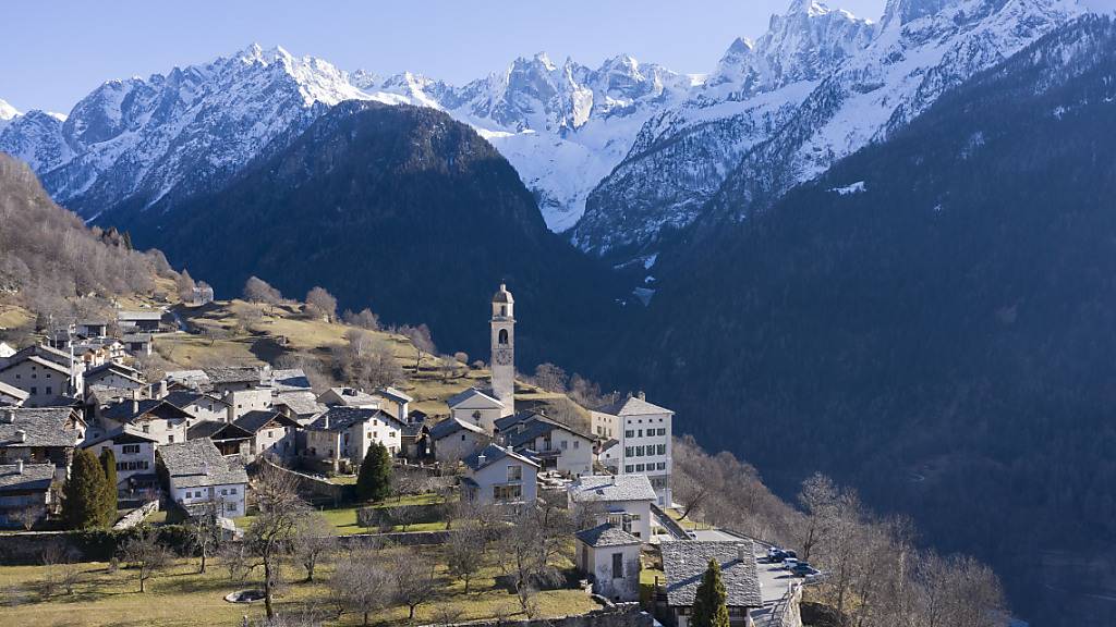 Blick auf das Dorf Soglio im Bergell im Kanton Graubuenden. Nach einem Murgang leben im Talfluss Maira praktisch keine Fische mehr. (Archivbild)