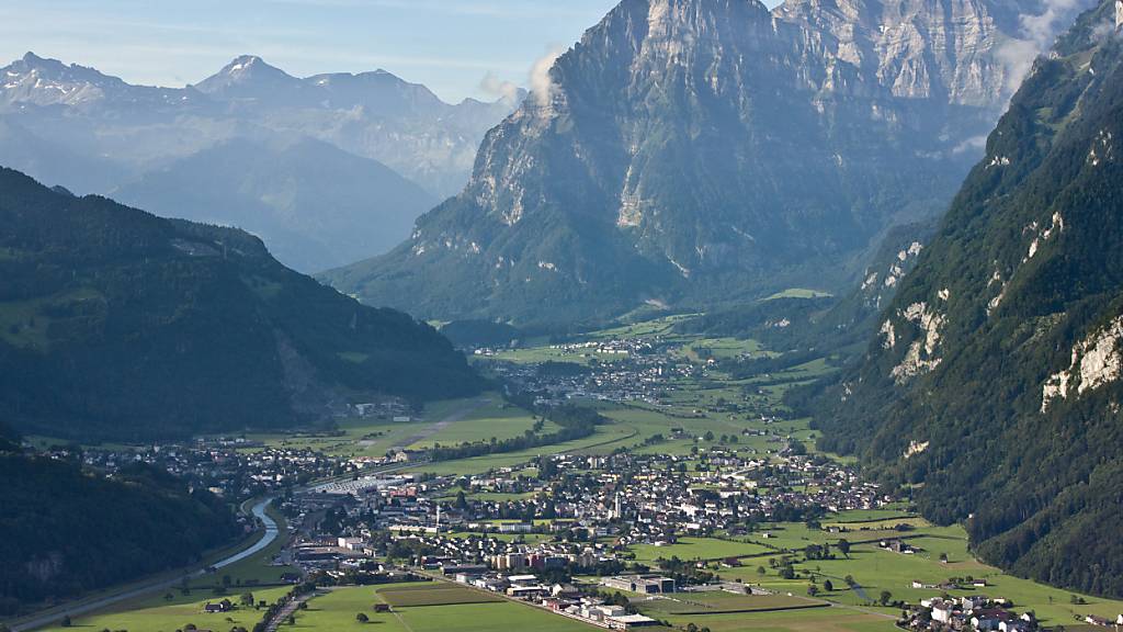 In Niederurnen (rechts im Bild) ist ein kurzer Abschnitt der Tälistrasse abgerutscht. (Archivbild