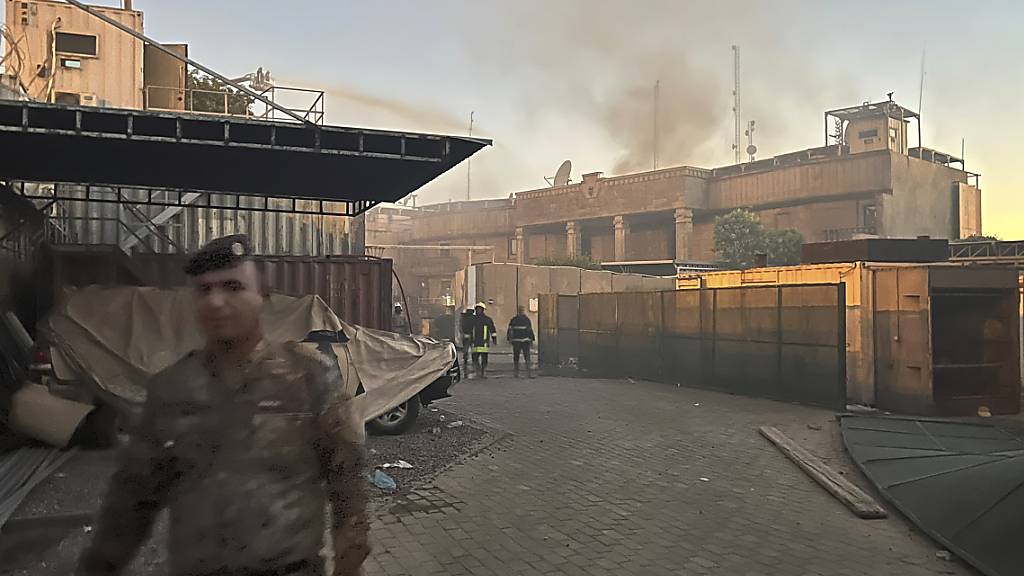 Rauch steigt auf aus der schwedischen Botschaft. Nach Ankündigung einer weiteren geplanten Koranverbrennung in Schweden haben Demonstranten die Botschaft des Landes im Irak vorübergehend gestürmt und dort Feuer gelegt. Foto: Ali Jabar/AP