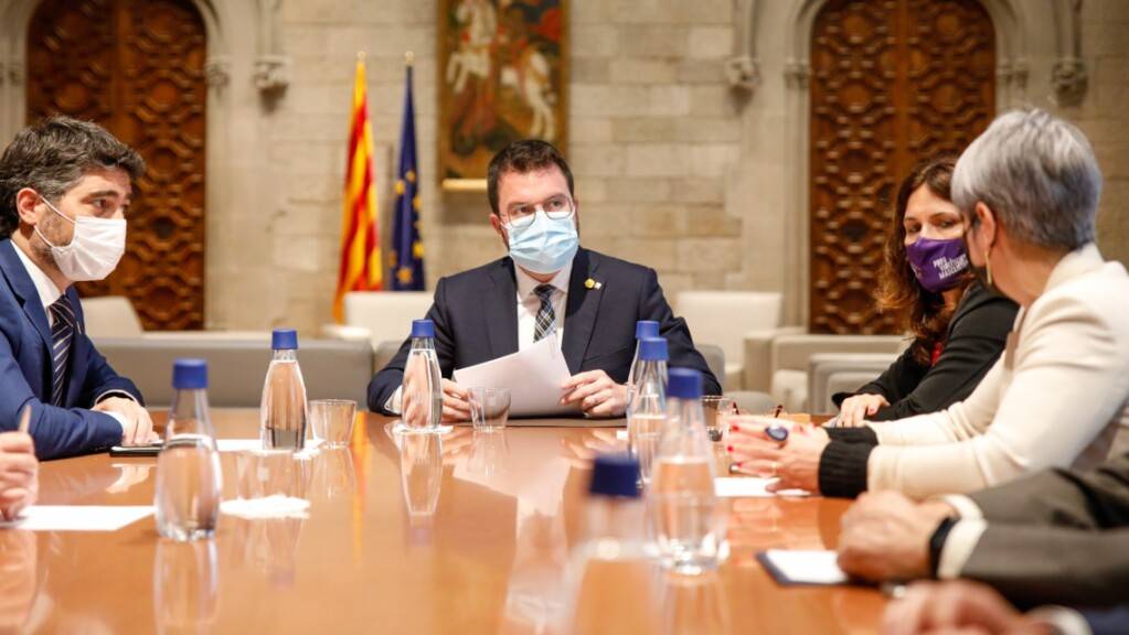 ARCHIV - Jordi Puignero (l-r), Vizepräsident der Generalitat, Pere Aragones, Regionalpräsident von Katalonien, und Laura Vilagra, Ratsvorsitzende der katalanischen Regionalregierung, besprechen die mutmaßliche Bespitzelung von Dutzenden katalanischen Separatisten geäußert hat. Foto: Kike Rincón/EUROPA PRESS/dpa