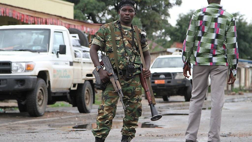 Ein burundischer Soldat bewacht eine Strasse - nun will die Afrikanische Union Truppen in das Land schicken. (Archiv)