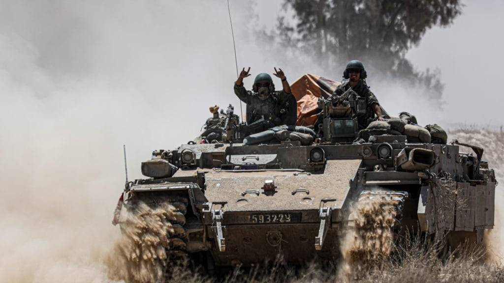 ARCHIV - Ein israelischer gepanzerter Mannschaftstransportwagen fährt an der südlichen Grenze Israels zum Gazastreifen. (Archivfoto) Foto: Saeed Qaq/ZUMA Press Wire/dpa