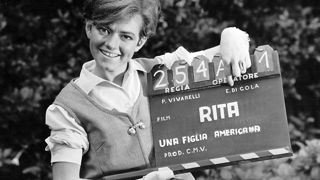 Rita Pavone posiert 1965 in Rom mit der Klappe des Films «Rita - una figlia americana», an dem sie mitwirkte.