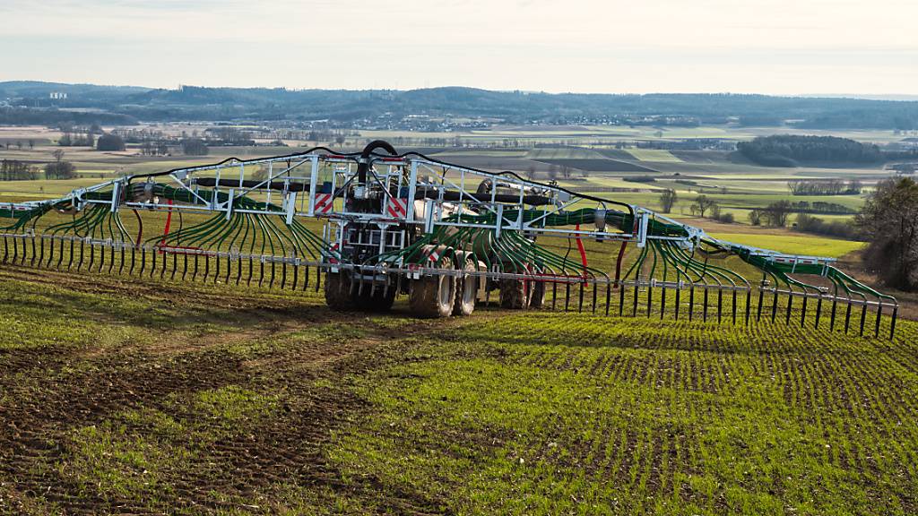 Hier wird Gülle mit einem Schleppschlauch ausgetragen.