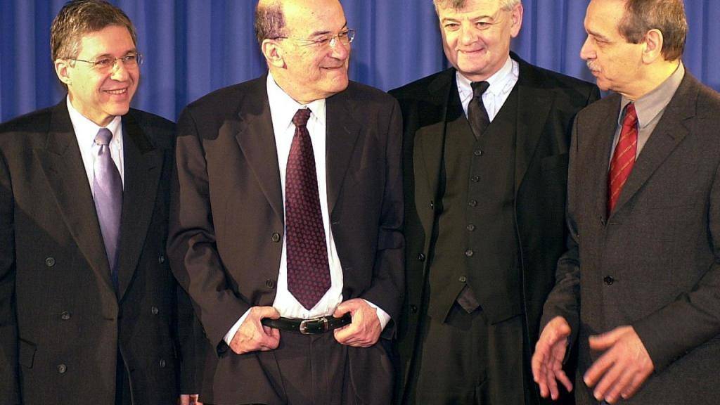 Jossi Sarid (zweiter von links) bei einem Treffen über Nahost-Friedensgespräche in Berlin 2002 (Archiv)