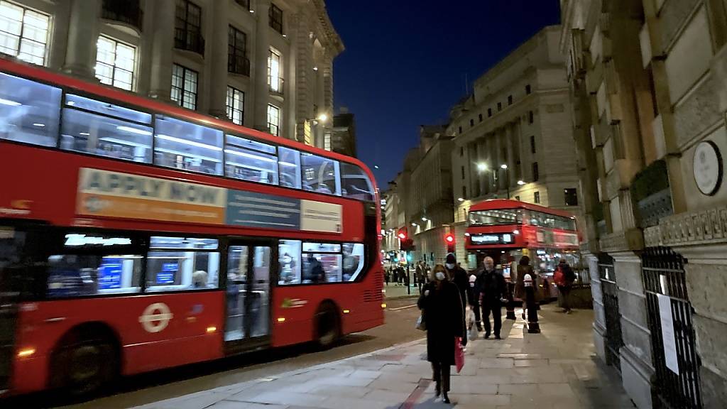 Auch in Londoner Bussen und «Tube» fallen am Donnerstag die Masken