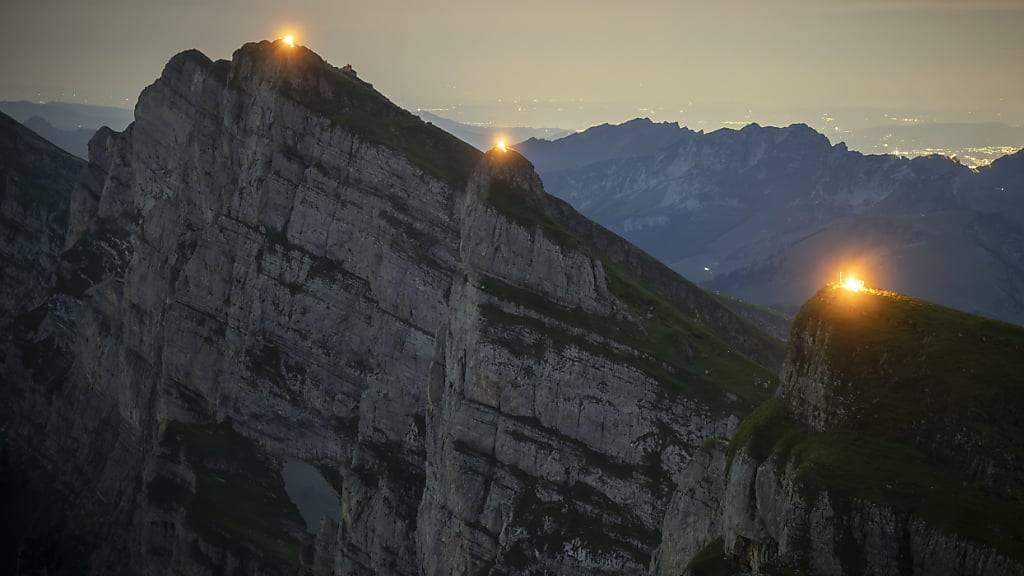 Höhenfeuer auf den sieben Churfirsten brennen einen Tag früher