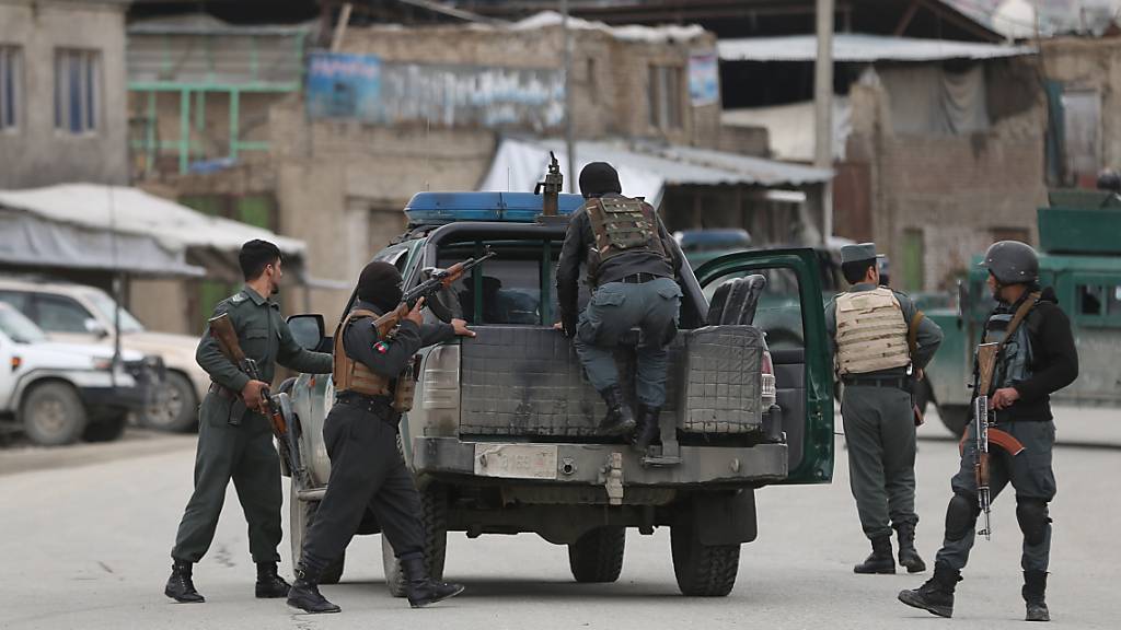 Afghanische Sicherheitskräfte treffen am Ort der Geiselnahme in Kabul ein.