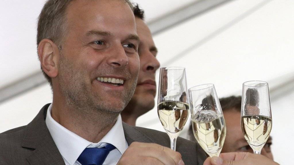 AfD-Spitzenkandidat Leif-Erik Holm feiert das Wahlergebnis seiner Partei im deutschen Bundesland Mecklenburg-Vorpommern: Die rechtspopulistische Partei schaffte es auf Anhieb auf fast 21 Prozent Wähleranteil und wurde damit nach der SPD zur zweitstärksten Kraft.