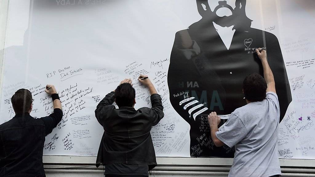 Fans ehren auf dem Bild Lemmy Kilmister auf einem Kondolenzplakat an dessen Lieblingslokal Rainbow Bar and Grill in Hollywood. Neu gibt es in der Bar eine lebensgrosse Statue, die Lemmy in derselben Pose zeigt. (Archivbild)